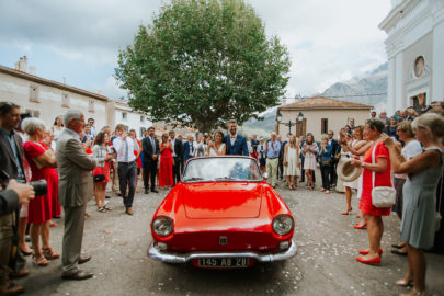 Un mariage coloré en Corse - A découvrir sur le blog mariage www.lamarieeauxpiedsnus.com - Photos : Karimage