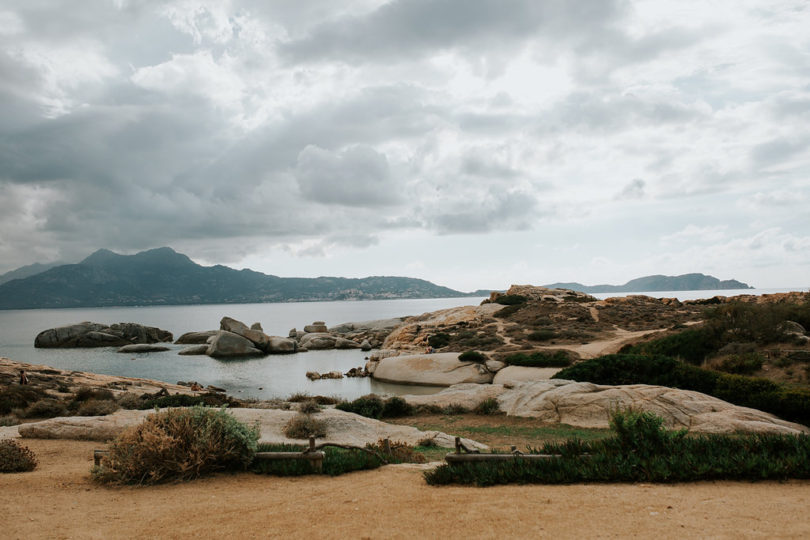 Un mariage coloré en Corse - A découvrir sur le blog mariage www.lamarieeauxpiedsnus.com - Photos : Karimage