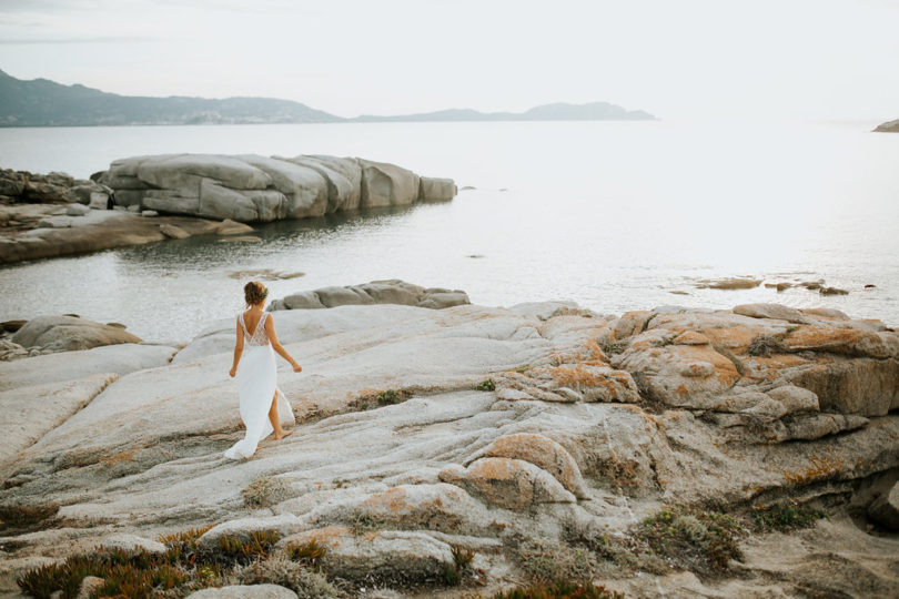 Un mariage coloré en Corse - A découvrir sur le blog mariage www.lamarieeauxpiedsnus.com - Photos : Karimage