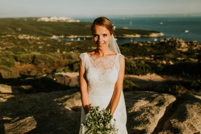 Un mariage à Porto Vecchio en Corse - A découvrir sur le blog mariage www.lamarieeauxpiedsnus.com - Photos : Coralie Lescieux