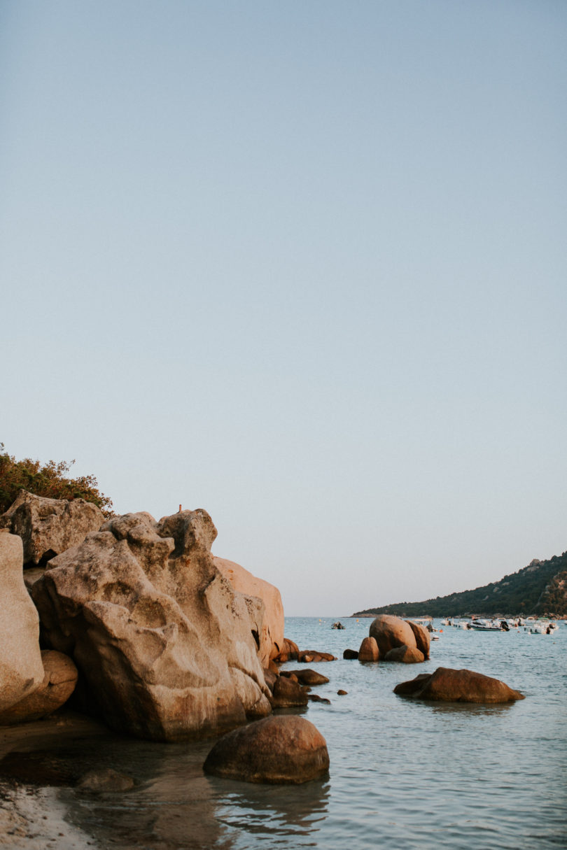 Un mariage à Porto Vecchio en Corse - A découvrir sur le blog mariage www.lamarieeauxpiedsnus.com - Photos : Coralie Lescieux