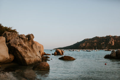 Un mariage à Porto Vecchio en Corse - A découvrir sur le blog mariage www.lamarieeauxpiedsnus.com - Photos : Coralie Lescieux