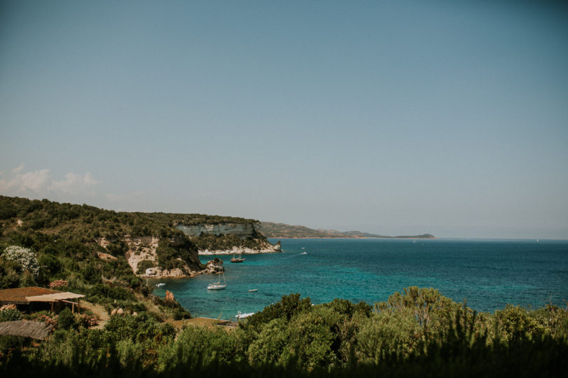 Un mariage à Porto Vecchio en Corse - A découvrir sur le blog mariage www.lamarieeauxpiedsnus.com - Photos : Coralie Lescieux