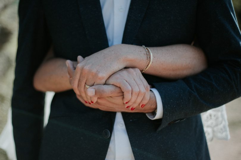 Un mariage naturel et végétal en Corse - Soul Pics Photographe - La mariée aux pieds nus