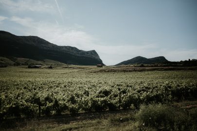 Un mariage naturel et végétal en Corse - Soul Pics Photographe - La mariée aux pieds nus