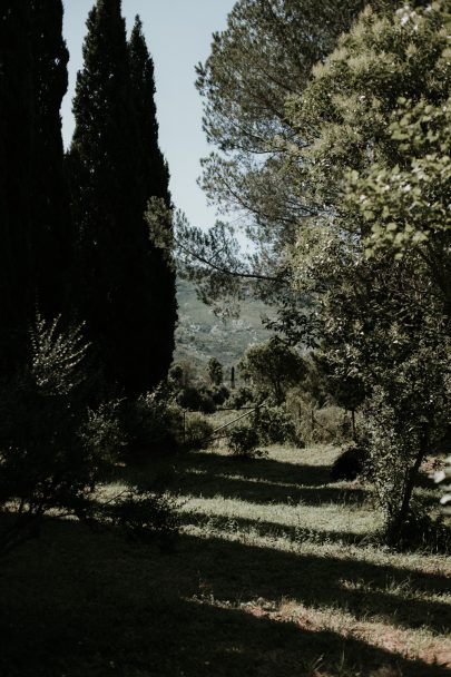 Un mariage naturel et végétal en Corse - Soul Pics Photographe - La mariée aux pieds nus