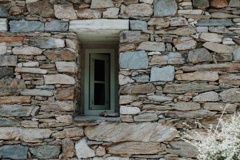 Un mariage naturel et végétal en Corse - Soul Pics Photographe - La mariée aux pieds nus