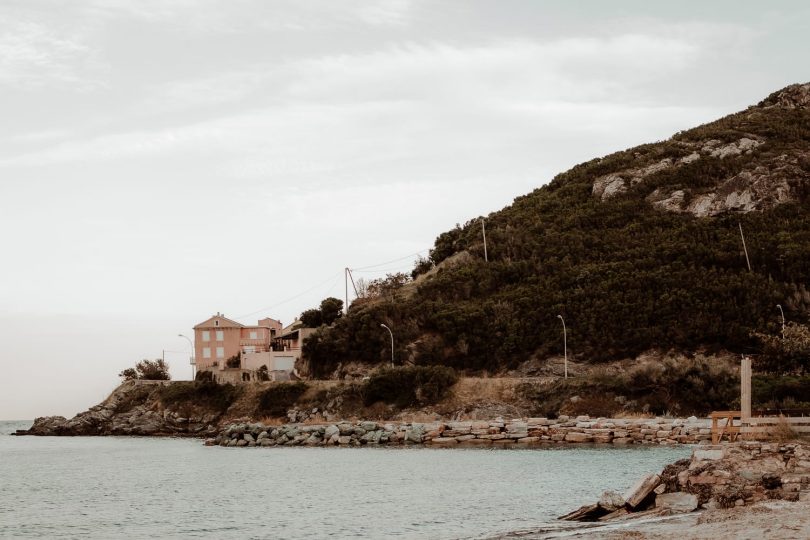 Un mariage à la Distillerie de Pietracorbara en Corse - Photos : Moonrise Photography - Blog mariage : La mariée aux pieds nus