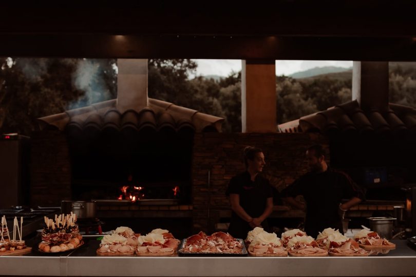 Un mariage à la Distillerie de Pietracorbara en Corse - Photos : Moonrise Photography - Blog mariage : La mariée aux pieds nus