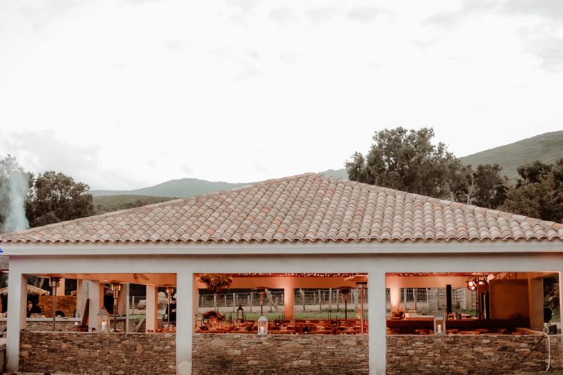 Un mariage à la Distillerie de Pietracorbara en Corse - Photos : Moonrise Photography - Blog mariage : La mariée aux pieds nus