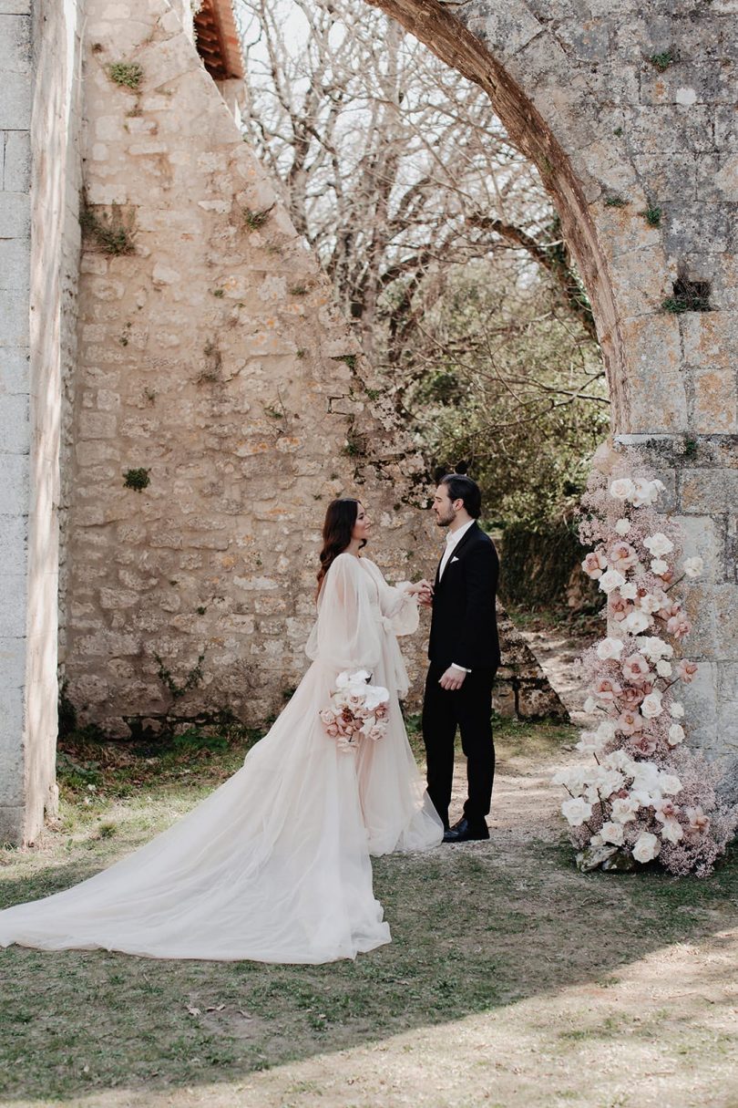 Un mariage au Domaine des Grillons en Provence - Photos : Alchemia Wedding - Blog mariage : La mariée aux pieds nus