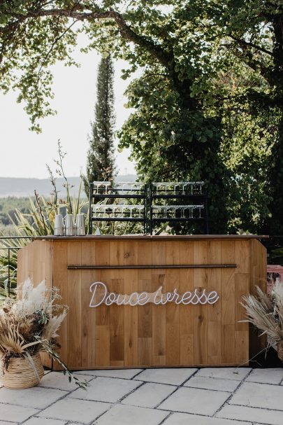 Un mariage bohème au Domaine des Grillons en Provence - Photos : Alchemia Wedding - Blog mariage : La mariée aux pieds nus