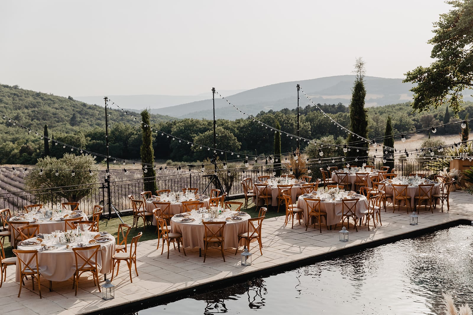 Un mariage au Domaine des Grillons en Provence - Photos : Alchemia Wedding - Blog mariage : La mariée aux pieds nus