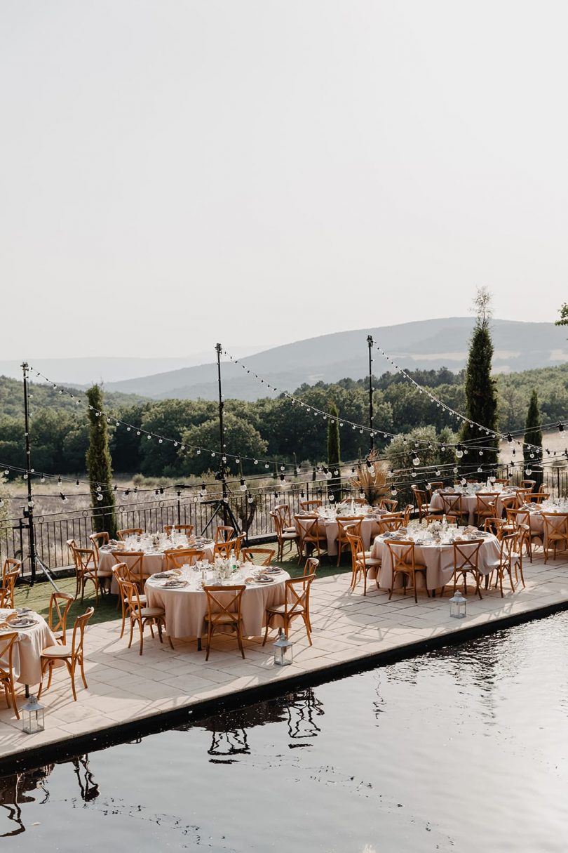 Un mariage bohème au Domaine des Grillons en Provence - Photos : Alchemia Wedding - Blog mariage : La mariée aux pieds nus