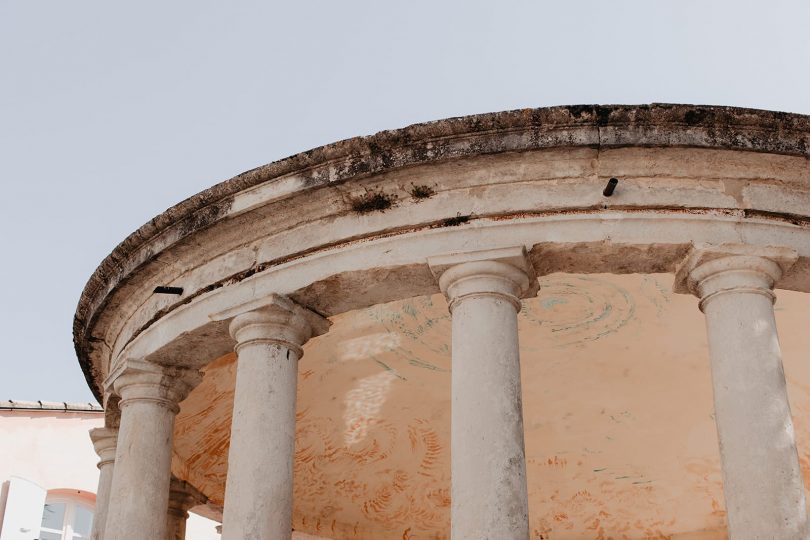 Un mariage au Domaine des Grillons en Provence - Photos : Alchemia Wedding - Blog mariage : La mariée aux pieds nus