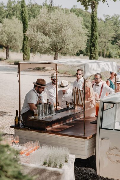 Un mariage bohème au Domaine des Grillons en Provence - Photos : Alchemia Wedding - Blog mariage : La mariée aux pieds nus