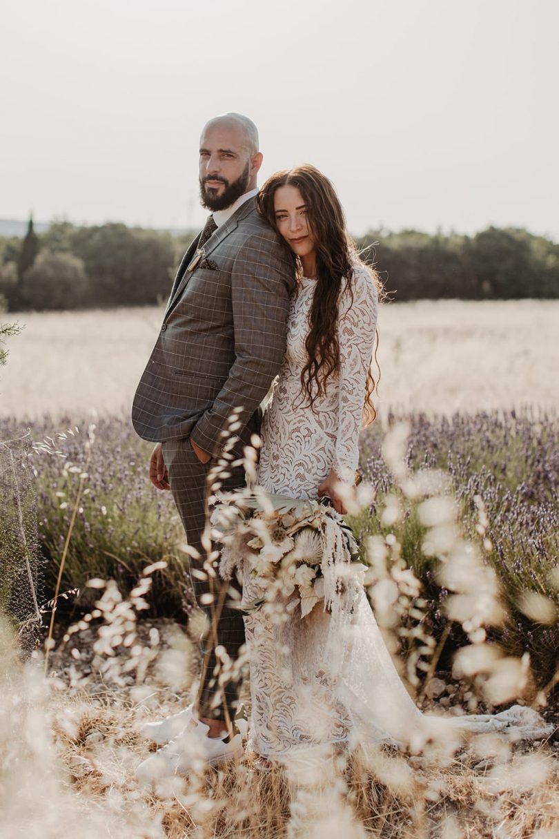 Un mariage bohème au Domaine des Grillons en Provence - Photos : Alchemia Wedding - Blog mariage : La mariée aux pieds nus