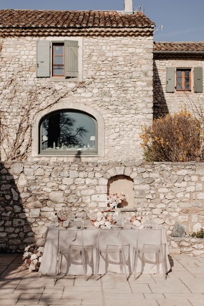 Un mariage au Domaine des Grillons en Provence - Photos : Alchemia Wedding - Blog mariage : La mariée aux pieds nus