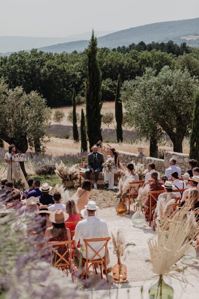 Un mariage bohème au Domaine des Grillons en Provence - Photos : Alchemia Wedding - Blog mariage : La mariée aux pieds nus