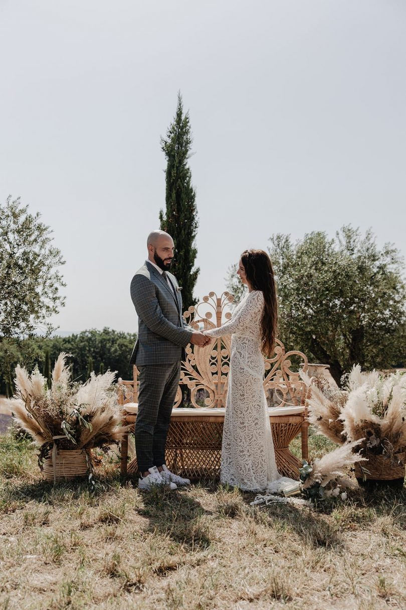 Un mariage bohème au Domaine des Grillons en Provence - Photos : Alchemia Wedding - Blog mariage : La mariée aux pieds nus