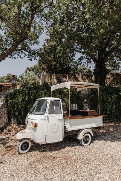 Un mariage bohème au Domaine des Grillons en Provence - Photos : Alchemia Wedding - Blog mariage : La mariée aux pieds nus