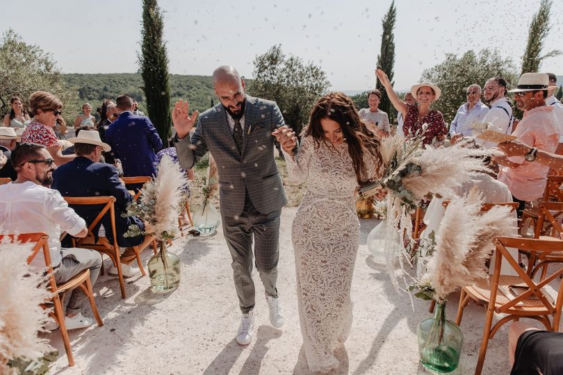 Un mariage bohème au Domaine des Grillons en Provence - Photos : Alchemia Wedding - Blog mariage : La mariée aux pieds nus