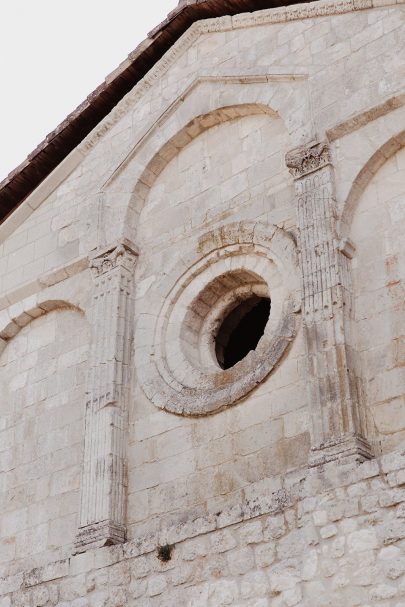 Un mariage au Domaine des Grillons en Provence - Photos : Alchemia Wedding - Blog mariage : La mariée aux pieds nus