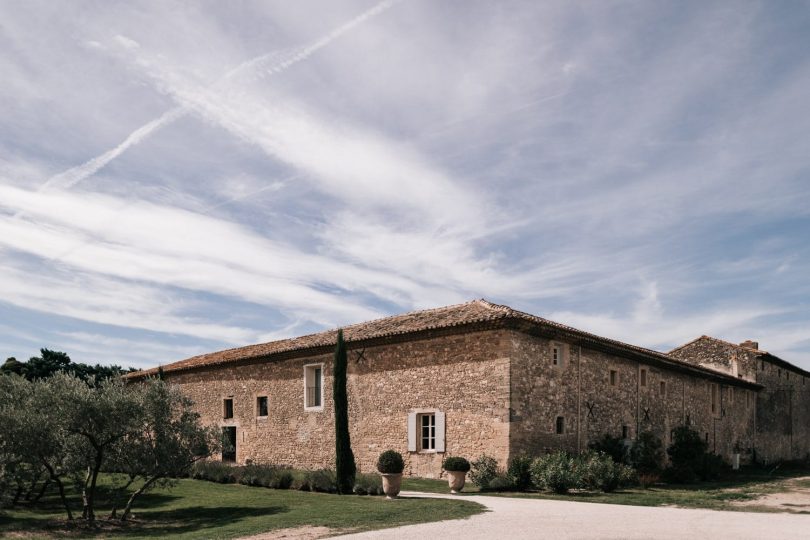 Un mariage au Domaine du Petit Roulet en Provence - Photos : Delphine Closse - Bog mariage : La mariée aux pieds nus