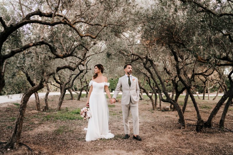 Un mariage au Domaine du Petit Roulet en Provence - Photos : Delphine Closse - Bog mariage : La mariée aux pieds nus