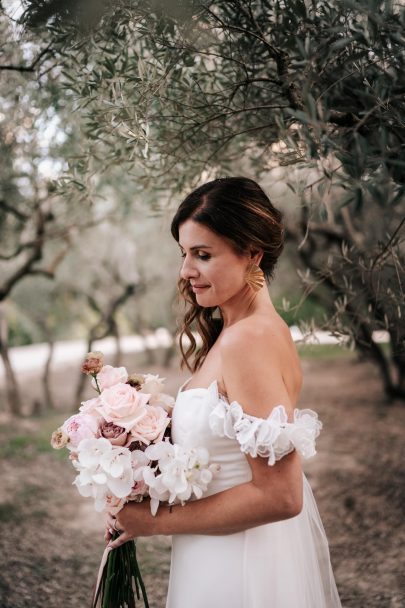 Un mariage au Domaine du Petit Roulet en Provence - Photos : Delphine Closse - Bog mariage : La mariée aux pieds nus