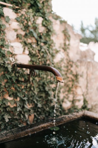 Un mariage au Domaine du Petit Roulet en Provence - Photos : Delphine Closse - Bog mariage : La mariée aux pieds nus