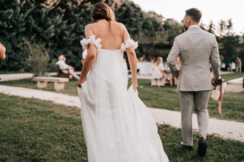 Un mariage au Domaine du Petit Roulet en Provence - Photos : Delphine Closse - Bog mariage : La mariée aux pieds nus