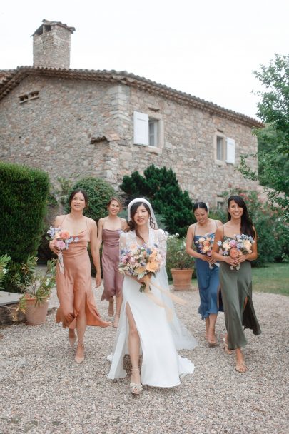 Un mariage au Domaine du Rey dans le Gard - Photos : Pinewood Weddings - Blog mariage : La mariée aux pieds nus
