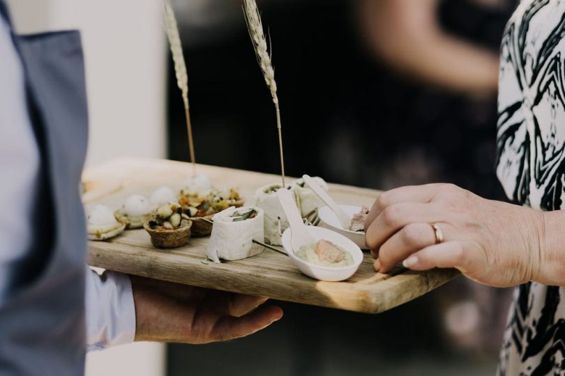 Un mariage au Domaine Sainte Colombe dans le Gard - Photos : Julien Navarre - Organisation : Artis Evenement - Blog mariage : La mariée aux pieds nus