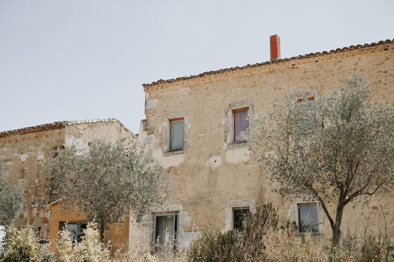 Un mariage au Domaine Sainte-Colombe dans le Gard - Photos : Pinewood Weddings - Blog mariage : La mariée aux pieds nus