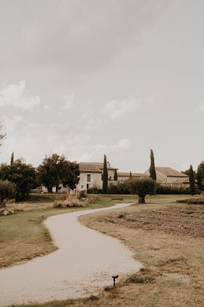 Un mariage aux Domaines de Patras en Provence - Photos : The Quirky - Blog mariage : La mariée aux pieds nus