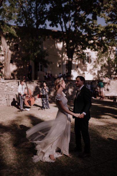 Un mariage au Domaine du Vallon des Sources en Provence - Photos :Lika Banshoya - Blog mariage : La mariée aux pieds nus
