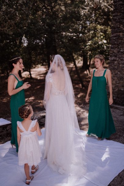 Un mariage au Domaine du Vallon des Sources en Provence - Photos :Lika Banshoya - Blog mariage : La mariée aux pieds nus