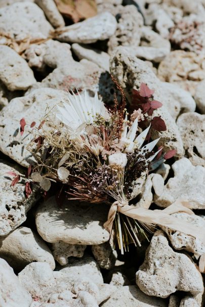 Un mariage éco-responsable en petit comité à La Réunion - Photos : Photography by Chloé - Blog mariage : La mariée aux pieds nus