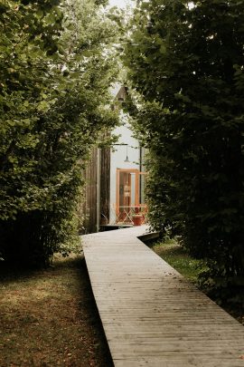 Un mariage éco-responsable au Bois Basalte en Auvergne - Photos : Anne Sophie Benoit - Blog mariage: : La mariée aux pieds nus