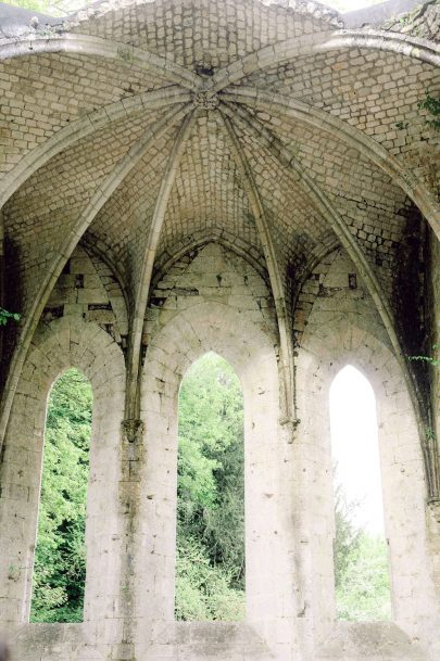 Un mariage élégant à l'Abbaye de Fontaine Guérard - Photos : Alexia Privitera - Blog mariage : La mariée aux pieds nus