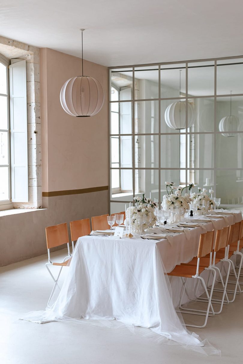 Un mariage élégant en blanc à La manufacture royale de Lectoure - Photos : Daria Walter - Wedding planner : Quinze heures quinze - Blog mariage : La mariée aux pieds nus