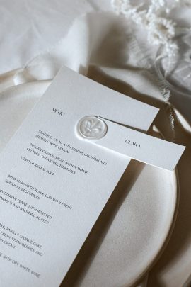 Un mariage élégant en blanc à La manufacture royale de Lectoure - Photos : Daria Walter - Wedding planner : Quinze heures quinze - Blog mariage : La mariée aux pieds nus