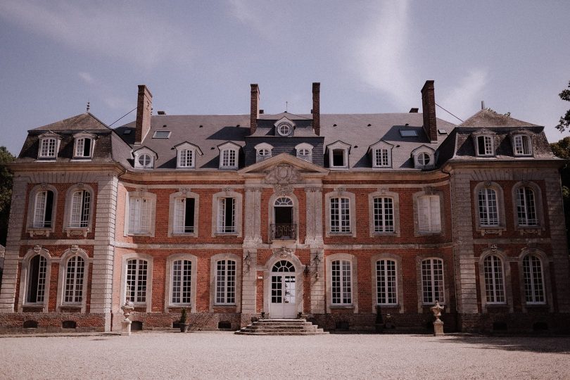 Un mariage élégant au Château de Carsix en Normandie - Photos : Lika Banshoya - Blog mariage : La mariée aux pieds nus