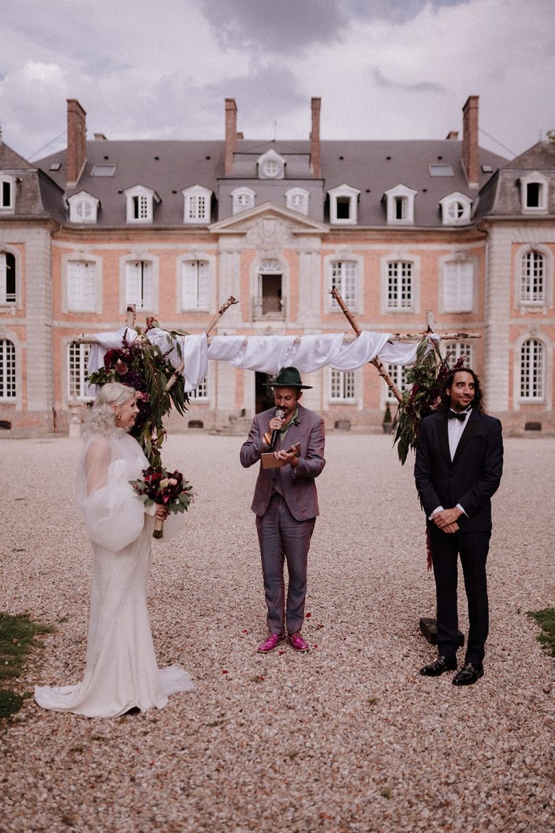 Un mariage élégant au Château de Carsix en Normandie - Photos : Lika Banshoya - Blog mariage : La mariée aux pieds nus