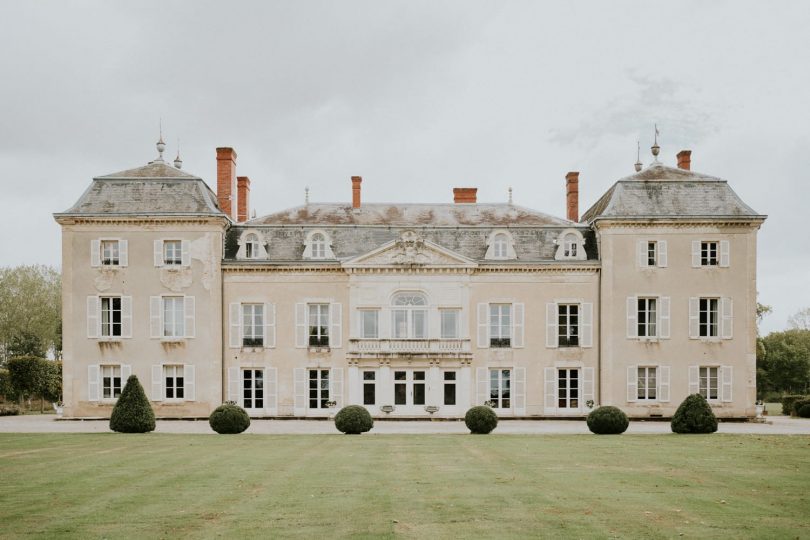 Un mariage élégant au Château de Varenne en Bourgogne - Photos : Photography by Chloé - Blog mariage : La mariée aux pieds nus