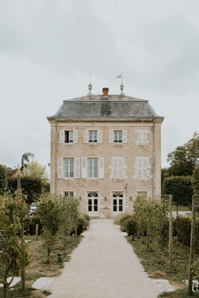 Un mariage élégant au Château de Varenne en Bourgogne - Photos : Photography by Chloé - Blog mariage : La mariée aux pieds nus