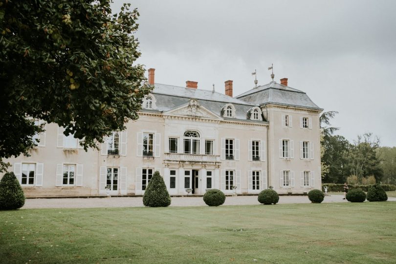 Un mariage élégant au Château de Varenne en Bourgogne - Photos : Photography by Chloé - Blog mariage : La mariée aux pieds nus