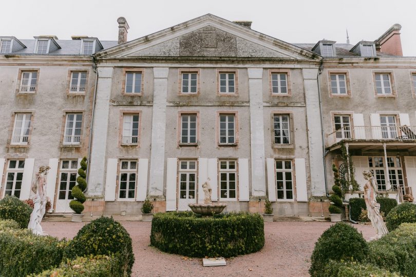 Un mariage au Château de Vézins - Photographe : Julia Allio - Décoration : Les Nanas Studio Floral - Blog mariage : La mariée aux pieds nus