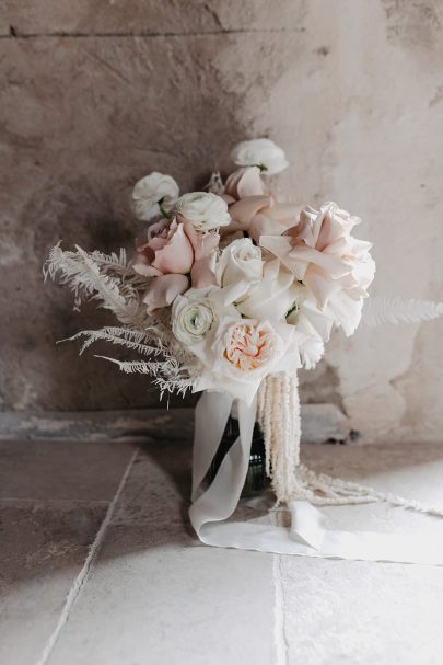 Un mariage élégant au Domaine du petit Roulet en Provence - Photo : Alchemia - Blog mariage : La mariée aux pieds nus